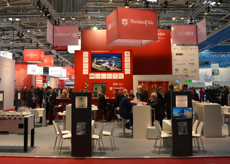 Messestand in einer großen Halle