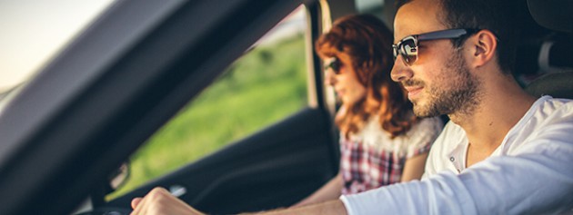 Zwei Menschen im Auto