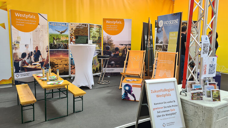 ZRW-Stand mit Postern und Westpfalz-Merch