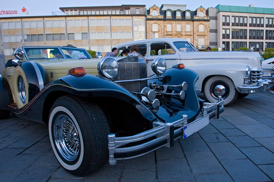 Zwei Oldtimer auf dem Stiftsplatz in Kaiserslautern