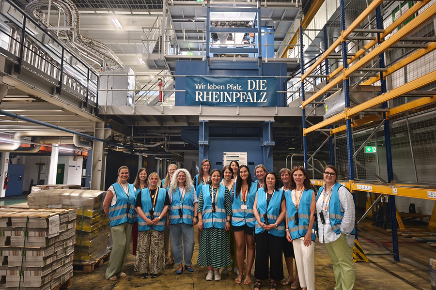 Gruppenfoto der Teilnehmerinnen im Oggersheimer Druckzentrum